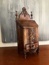 JOLIE BOITE A SEL PROVENÇALE, DE STYLE LOUIS XV EN NOYER SCULPTÉ, PIEDS ESCARGOT