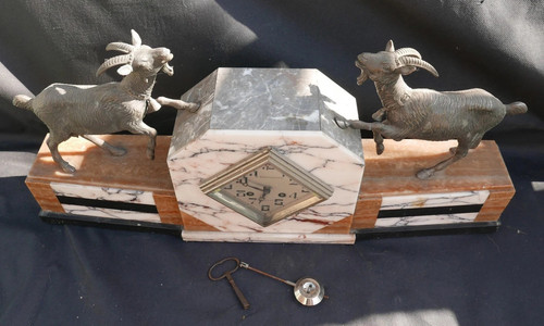Pendule aux boucs marbre et - aux, en