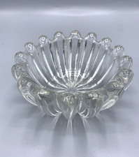Vide-poche ancien en verre moulé transparent – forme florale / coquille – design
