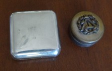 deux anciennes petites boîtes