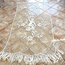 ancien grand rideau en filet brodé en coton décor de putti Angelot et Fleurs