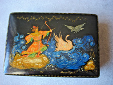 Boite russe laquée signée