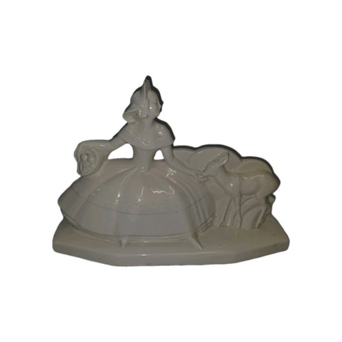 Statue femme avec une - statue, biche
