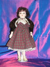POUPEE    porcelaine   40 cm  avec vêtements et chaussures environ 1980