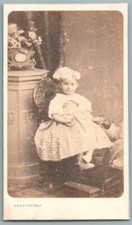 CDV 1865 Petite fille Robe Chapeau Plumes Robe cerceau Photo Provost Toulouse