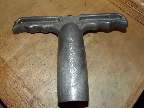 Outil ancien bouchonneuse - ancien,