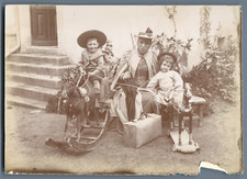 Les enfants, leur maman et les chevaux à bascule  Vintage citrate  print.  Tir
