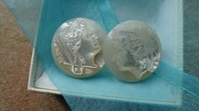 Paire de boutons de manchettes anciens en nacre Profils Femmes Ciselés Relief