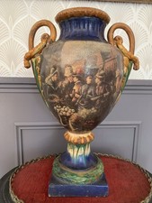 Grand Et Joli  Vase Style Majolique Décor Animé - Ancien