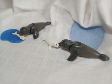 Faune polaire PLAYMOBIL - Trois phoques gris, deux adultes et leur blanchon