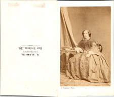 Plumier, Paris, Une femme mûre assise Vintage CDV albumen carte de visite  CDV