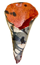 VASE CORNET BOUQUETIÈRE EN CERAMIQUE - signature  à identifer   N °110 Ter
