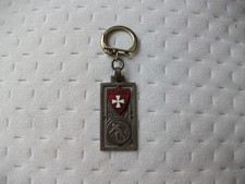 Porte clé rare croix rouge/blanc métal émaillé BERGER jeu de boules pétanque