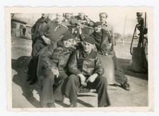 PHOTO amateur SNAPSHOT, pompe essence hommes sur voiture ancienne béret cuir