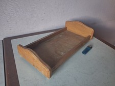 lit ancien en bois de poupée