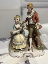 Statuette En Porcelaine