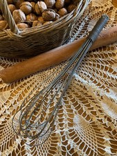 Grand fouet de cuisine en fer vintage, arts de la table, ustensiles anciens