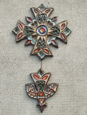 ceramique murale  croix huguenote design Roland zobel ? sculpture