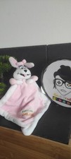 Doudou Lapin Rose Blanc Amiland Babyland noeud gris parc attraction bras Plat