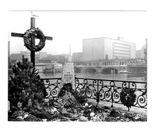 G1697 Oberbaumbrücke monument, 1962. Mur de Berlin. Photo argentique