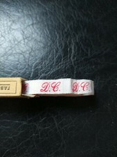 Initiales, lettres DC tissées