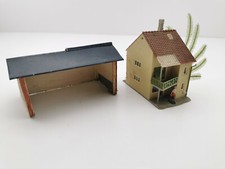 MODELISME  FERROVIAIRE  HO  MAISON  A  DEUX  NIVEAUX  +  HANGAR  CARTON-