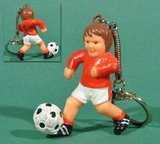 Porte-clés joueur de foot avec maillot rouge, années 1960-70, 5,5 cm de haut