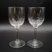 Paire de verres à vin rouge en cristal taillé de Baccarat modèle Gouttes d’eau