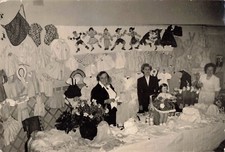 ANCIENNE PHOTOGRAPHIE 1955? STAND DE LAYETTE A PRADES VENDEUSES TRICOTS