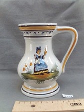 Ancien vase à anse en faïence de Desvres décor à la fileuse de laine (DD49)