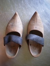 PAIRE SABOTS ENFANT ANCIEN BOIS SCULPTE CUIR CHAUSSURE MINIATURE DECO ART POPULA