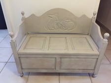 Coffre, banquette de bois brut en très bon état décoré de 2 lapins