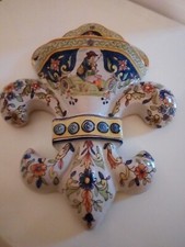 Faience) bouquetière, motif breton joueur de biniou forme fleur de lys