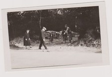 📸 Jeu de boules improvisé sur route 🎯 Ambiance vintage à Port