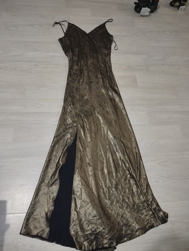 Robe longue dorée fendue