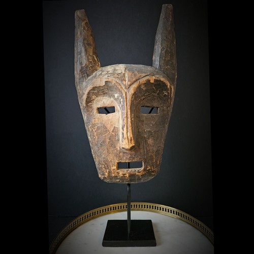 Lega masque surmonté de - masque,
