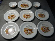 6 ASSIETTES " LA RACLETTE " + PLAT SERVICE + 2 RAMEQUINS  en CERAMIQUE DECOREE