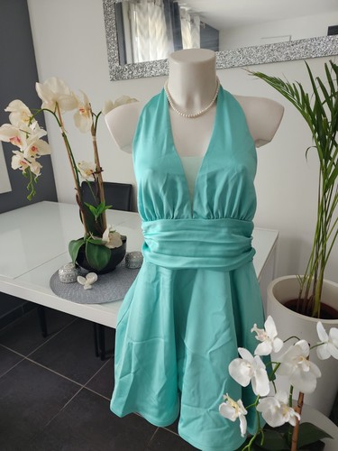 Une robe turquoise taille - une,