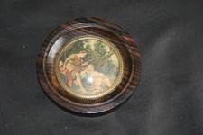 Miniature entourée de bois