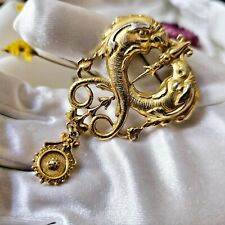 Broche Pendentif Vintage Motif Néo-renaissance 2 Dauphins 1 Pampille.  75x45mm