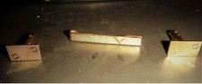 1 paire de boutons de manchettes (déco petits carrés) et une pince à cravate