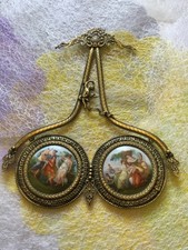 Ancienne décoration murale laiton ciselé et 2  petits tableaux porcelaine.