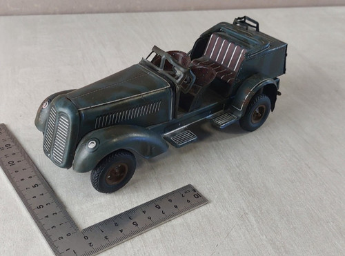 Ancienne voiture militaire
