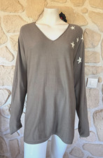 Pull kaki avec étoiles