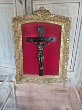 Crucifix Christ en Bronze sur fond velour cadre bois doré XVIII XIX 18th 19th