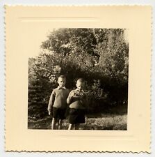 Deux enfants dans le jardin jeux - photo ancienne an. 1950