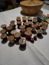 Anciennes Bobines De Fil Et Panier Tressé