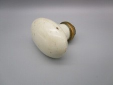 Poignée de porte ancienne en porcelaine blanche et laiton