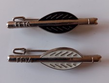 2 insignes broches FFTA Fédération Française de tir à l'arc "noire et blanche"