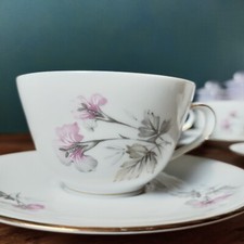 Quatre tasses de porcelaine de
